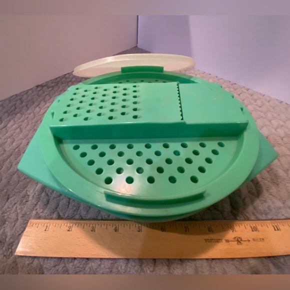Tupperware jade green Cheese Vegetable Slaw Grater Bowl. #786-9Great cond-sharp! - Picture 1 of 9